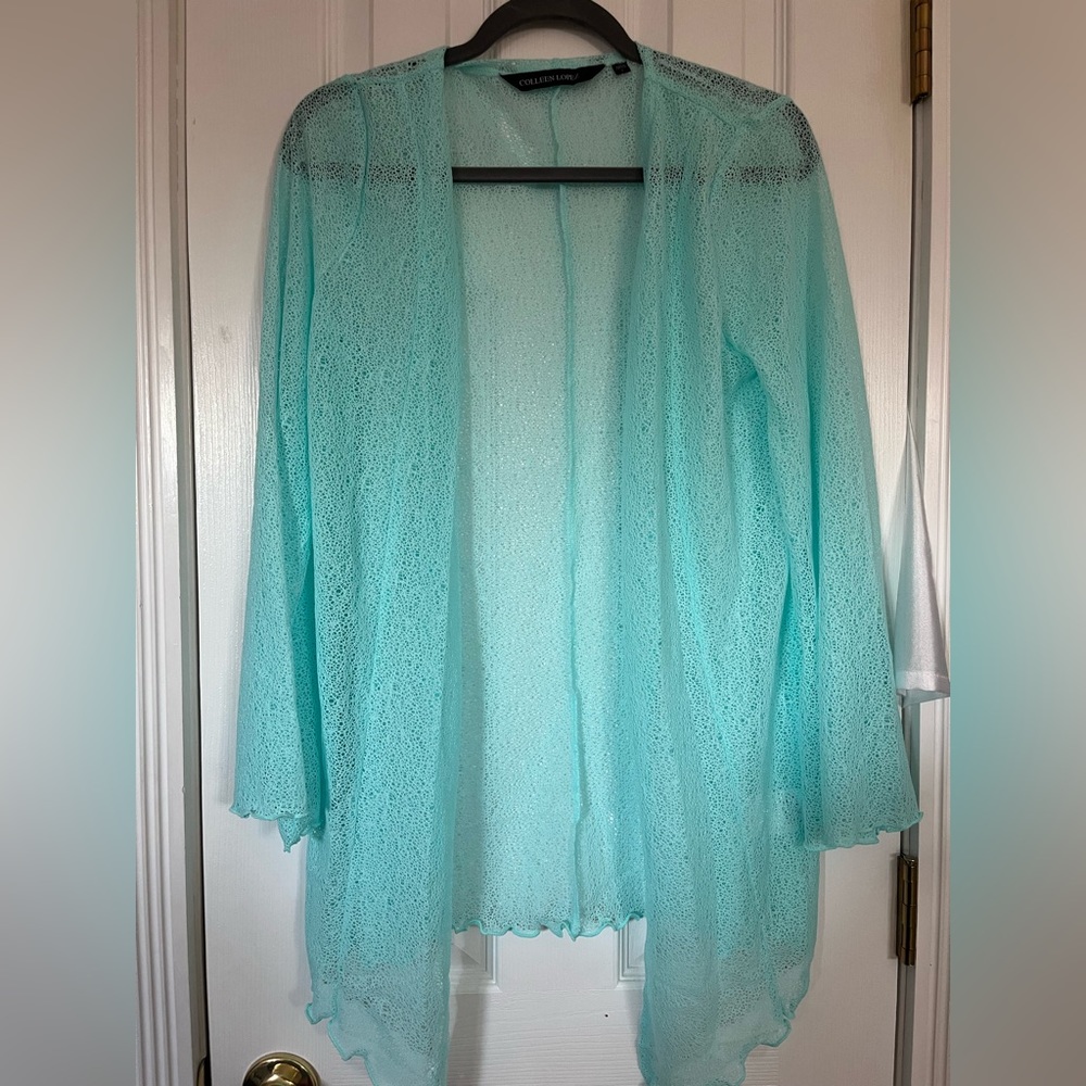 Lightweight layering top